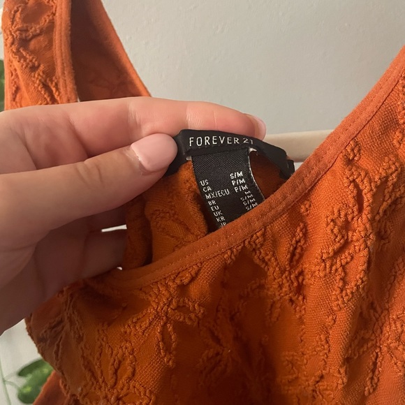 Floral Embroidered Crop Tank Top - Picture 3 of 3